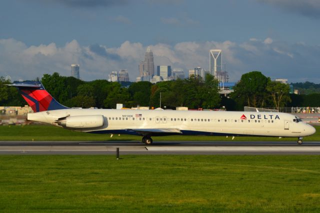 McDonnell Douglas MD-88 (N913DE) - Departing 18C at KCLT - 5/18/18