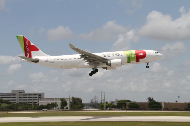 Airbus A330-200 (CS-TOI)