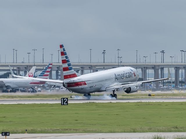 Boeing 737-800 (N884NN)