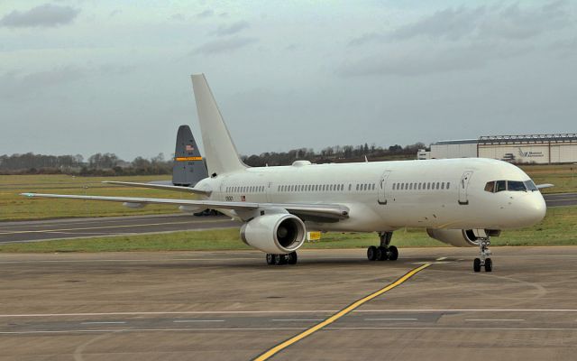 00-9001 — - usaf c-32b 00-9001 taxiing onto stand at shannon 6/3/15.