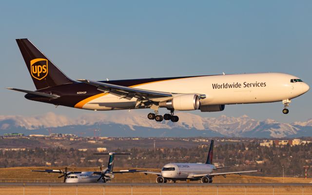 BOEING 767-300 (N384UP)