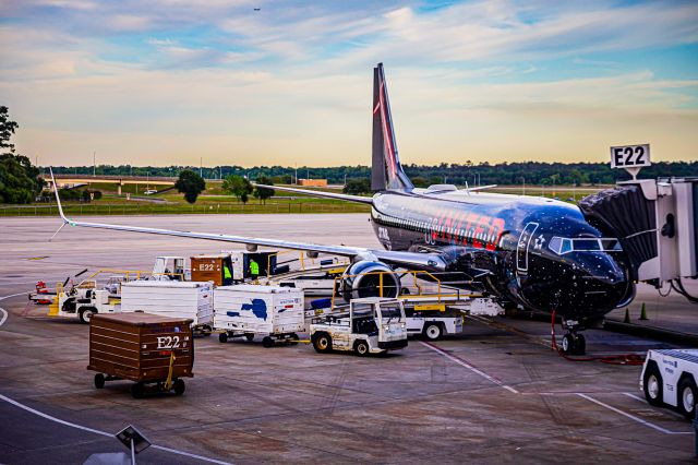 Boeing 737-800 (N36272)