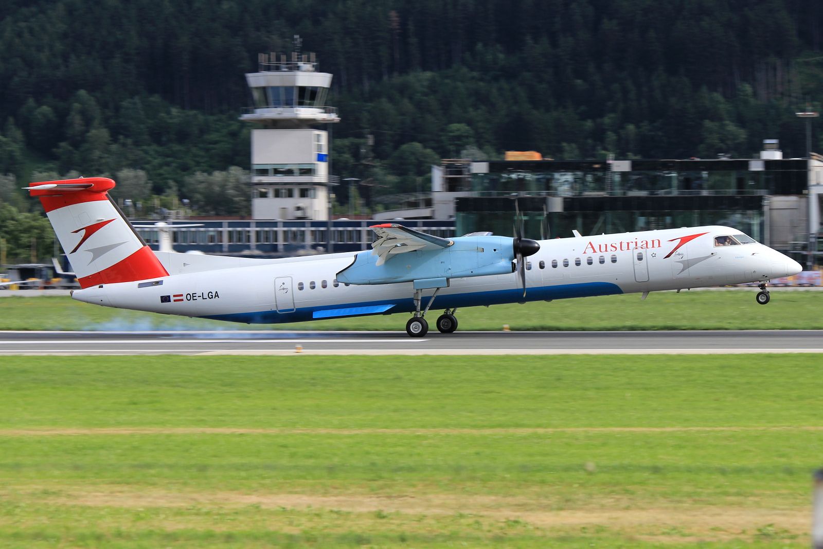 de Havilland Dash 8-400 (OE-LGA)
