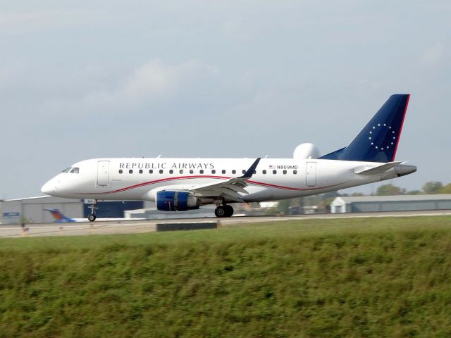 Embraer 170/175 (N809MD)