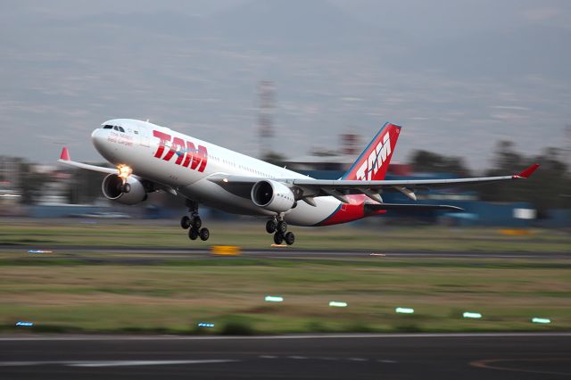 Airbus A330-200 (PT-MVQ) - Panning!