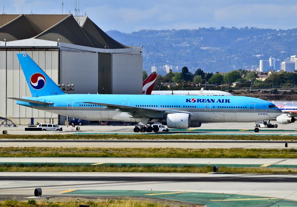 Boeing 777-200 (HL7598) - HL7598 Korean Air Boeing 777-2B5/ER (C/N 27949)  Los Angeles International Airport (IATA: LAX, ICAO: KLAX, FAA LID: LAX) TDelCoro April 11, 2012