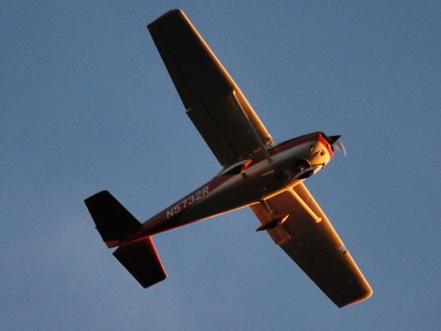 Cessna Skyhawk (N5732R) - Flying over the house at dusk - 11/15/09