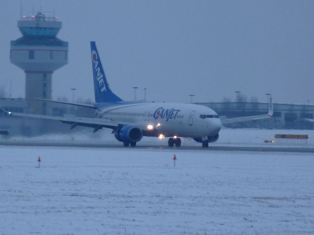 Boeing 737-800 (C-FTCZ) - landing on #07 from Mexico, control tower in background.