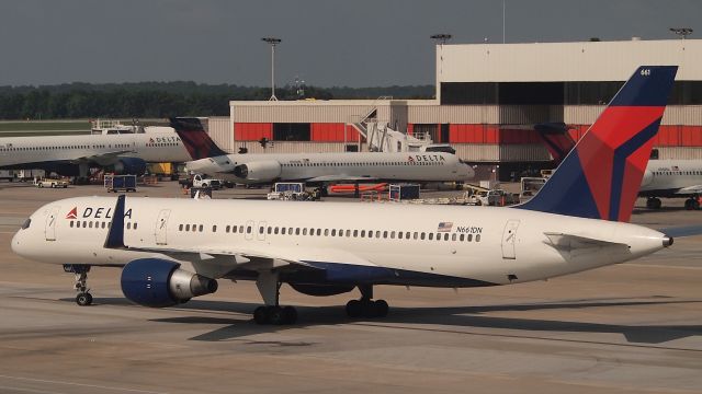 Boeing 757-200 (N661DN)