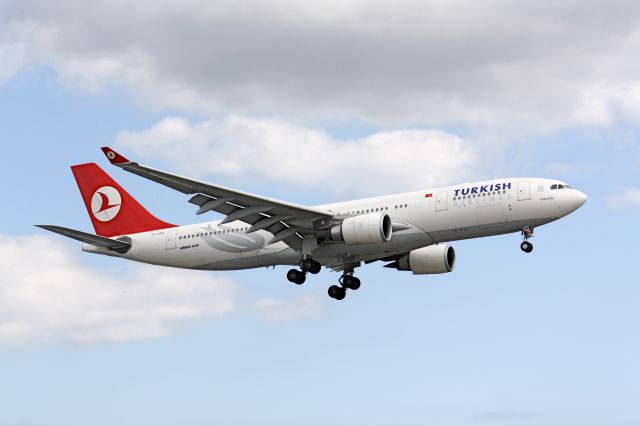 Airbus A330 (TC-JNA) - Landing Lester B. Pearson Intl Airport,August 24,2009