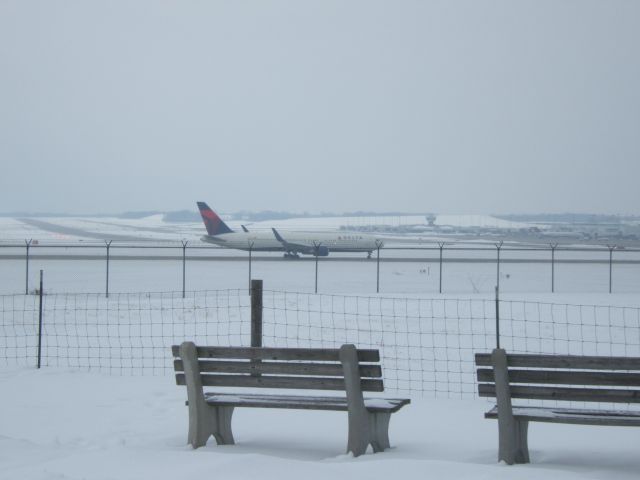 BOEING 767-300 (N1604R) - Delta flight 229 coming in from Paris on 36Rbr /br /Taken 02/16/2014