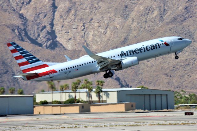 Boeing 737-700 (N817NN)