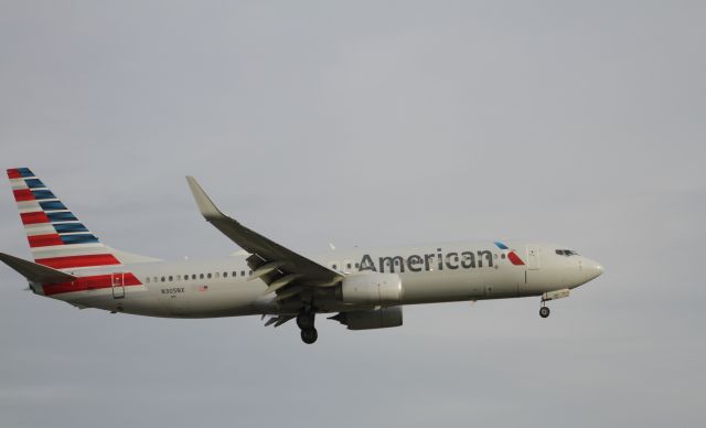 Boeing 737-800 (N305NX)