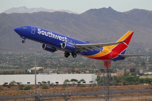 Boeing 737-800 (N8694E)