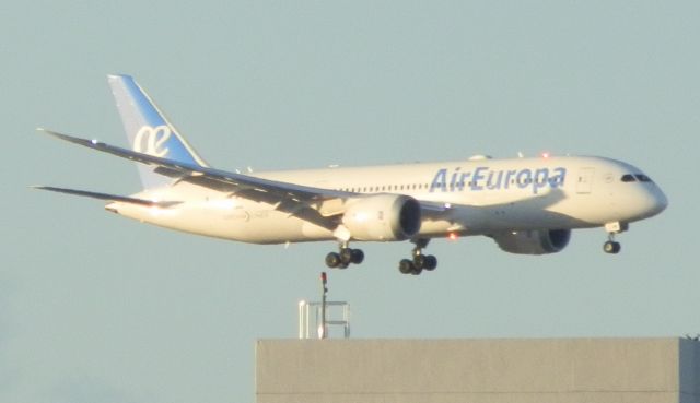 Boeing 787-8 (EC-MOM)