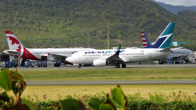 Boeing 737-700 (C-GWBF)