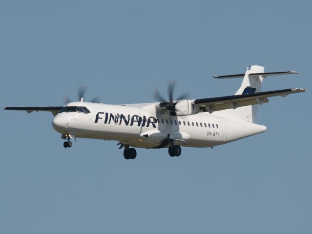 Aerospatiale ATR-72-500 (OH-ATI) - Landing on RWY22L