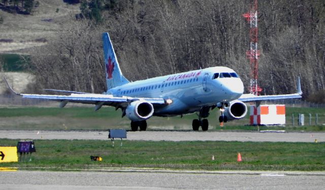 Embraer ERJ-190 (C-FNAQ)