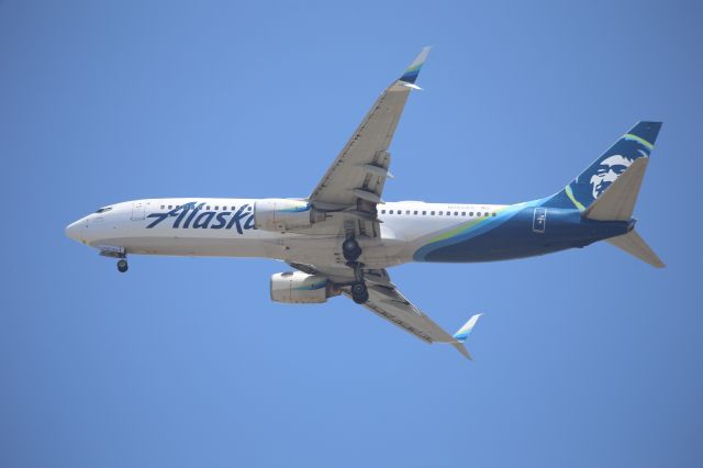 Boeing 737-800 (N565AS)