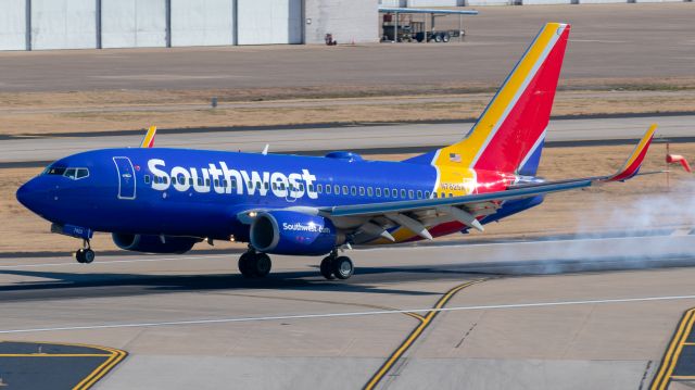 Boeing 737-700 (N7825A) - Landing at Love Field in Dallas.