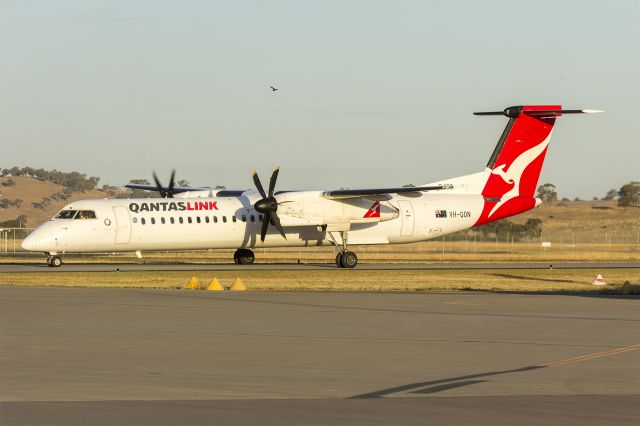 de Havilland Dash 8-400 (VH-QON) - QantasLink (VH-QON) Bombardier DHC-8-402Q taxiing at Wagga Wagga Airport