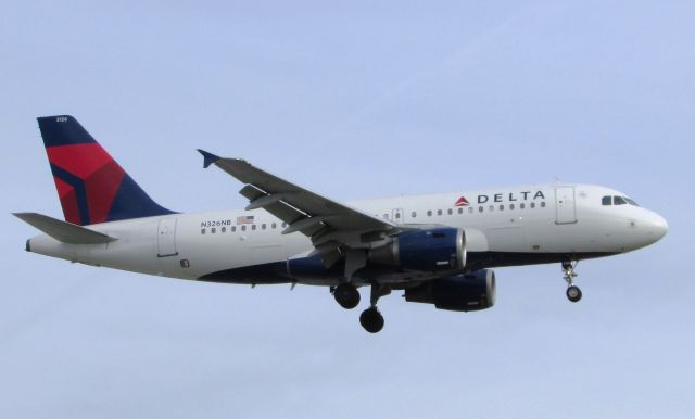 Airbus A319 (N326NB) - Landing on RWY 20R
