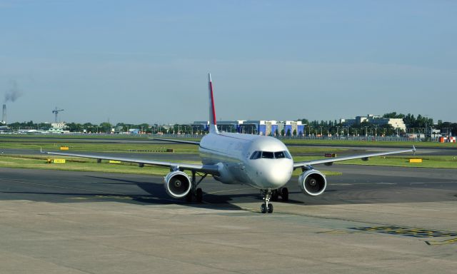 Airbus A321 (HB-IOL) - Swiss Air Airbus A321-111 HB-IOL in London Heathrow 