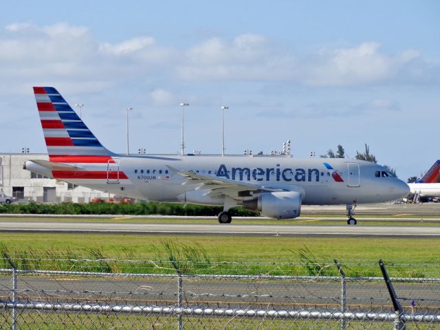 Airbus A319 (N700UW)