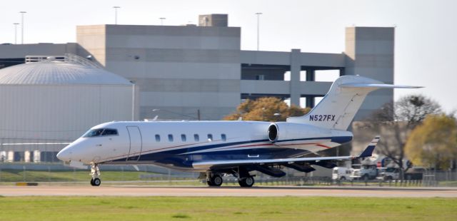 Bombardier Challenger 300 (N527FX)