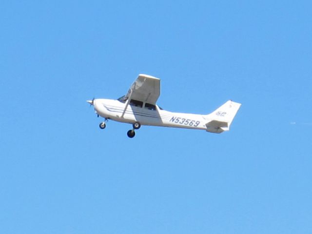 Cessna Skyhawk (N53569)