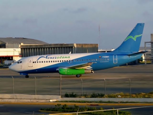 Boeing 737-200 (YV-296T) - The blue side of the aircraft!