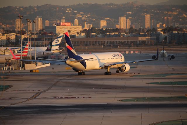BOEING 767-300 (CC-CXH)
