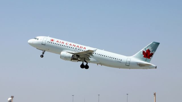 Airbus A320 (C-FDQQ)