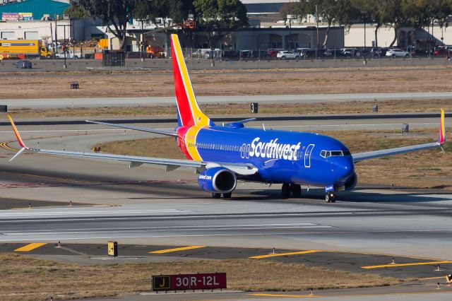 Boeing 737-800 (N8328A)