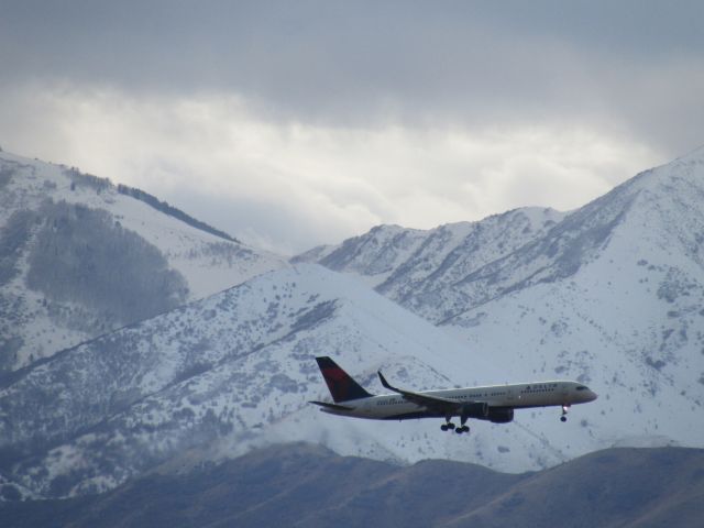 Boeing 757-200 (N664DN) - Landing on 34L