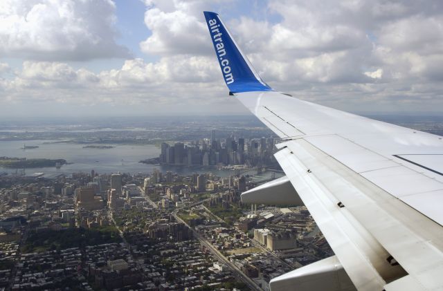 — — - Inbound to LGA from DFW...Ground Zero evident in NYCity...