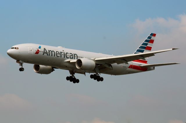 Boeing 777-200 (N765AA)