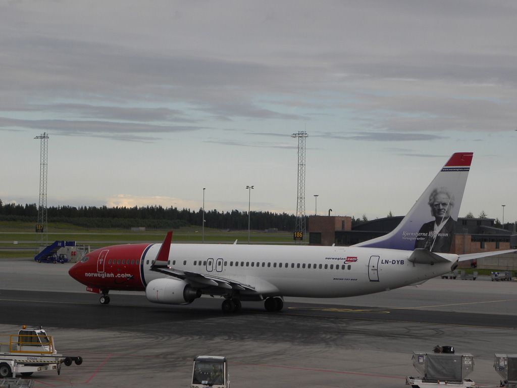 Boeing 737-800 (LN-DYB)