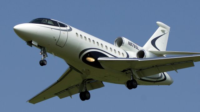 Dassault Falcon 900 (N878SL) - 13R approach.