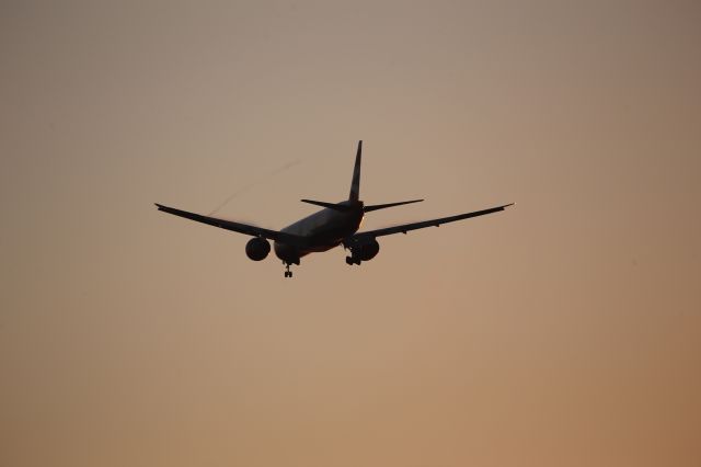 Boeing 777-200 —