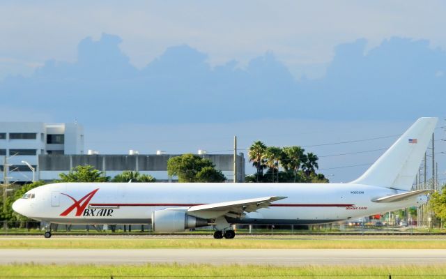 BOEING 767-300 (N363CM)