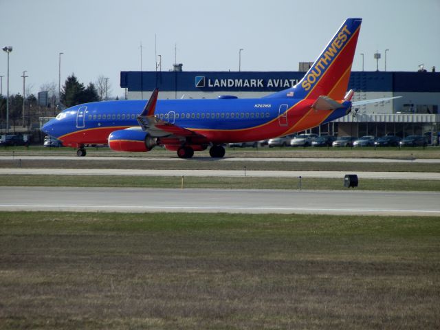 Boeing 737-700 (N262WN) - Taxiing to 8R.