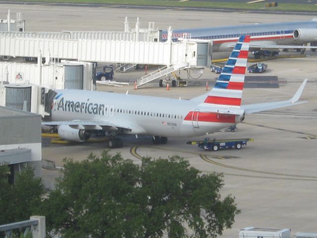 Boeing 737-800 (N928NN) - New American paint scheme