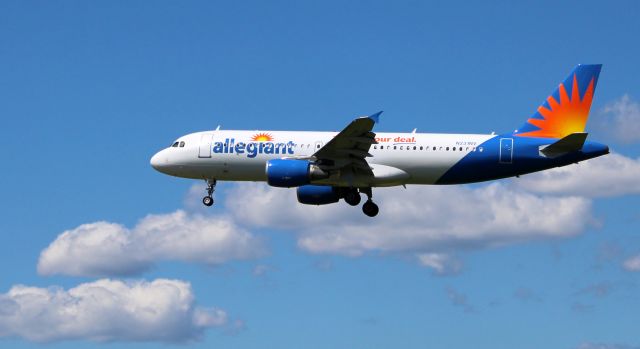 Airbus A319 (N231NV) - On final is this 2005 allegiant Airlines Airbus A319-111 in the Autumn of 2020.