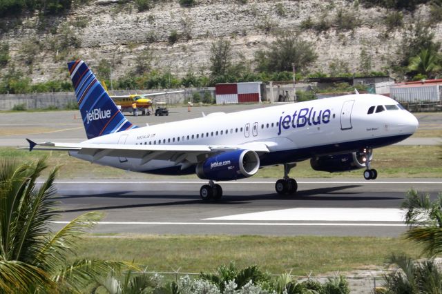 Airbus A320 (N804JB)