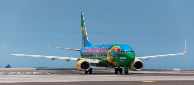 Boeing 737-800 (D-ATUJ) - Un BOEING 737-800 de la compañía aérea TUIfly despega en la tarde del 16 de abril de 2016 del Aeropuerto Sur de Tenerife. No deja indeferente a nadie su colorido, vestido de HARIBO TROPIFRUTTI.