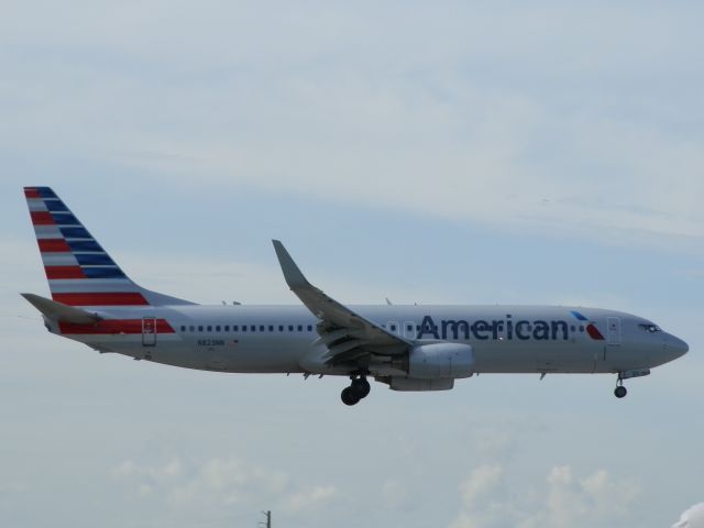 Boeing 737-800 (N823NN)