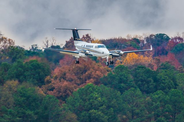 Beechcraft Super King Air 200 (N197AS) - N197AS is a 1997 Beechcraft King Air B200 seen here on final approach to Atlanta's PDK executive airport. I shot this with a Canon 500mm lens. Camera settings were 1/250 shutter, F4, ISO 250. Please check out my other photography. Votes and positive comments are always appreciated. Questions about this photo can be sent to Info@FlewShots.com