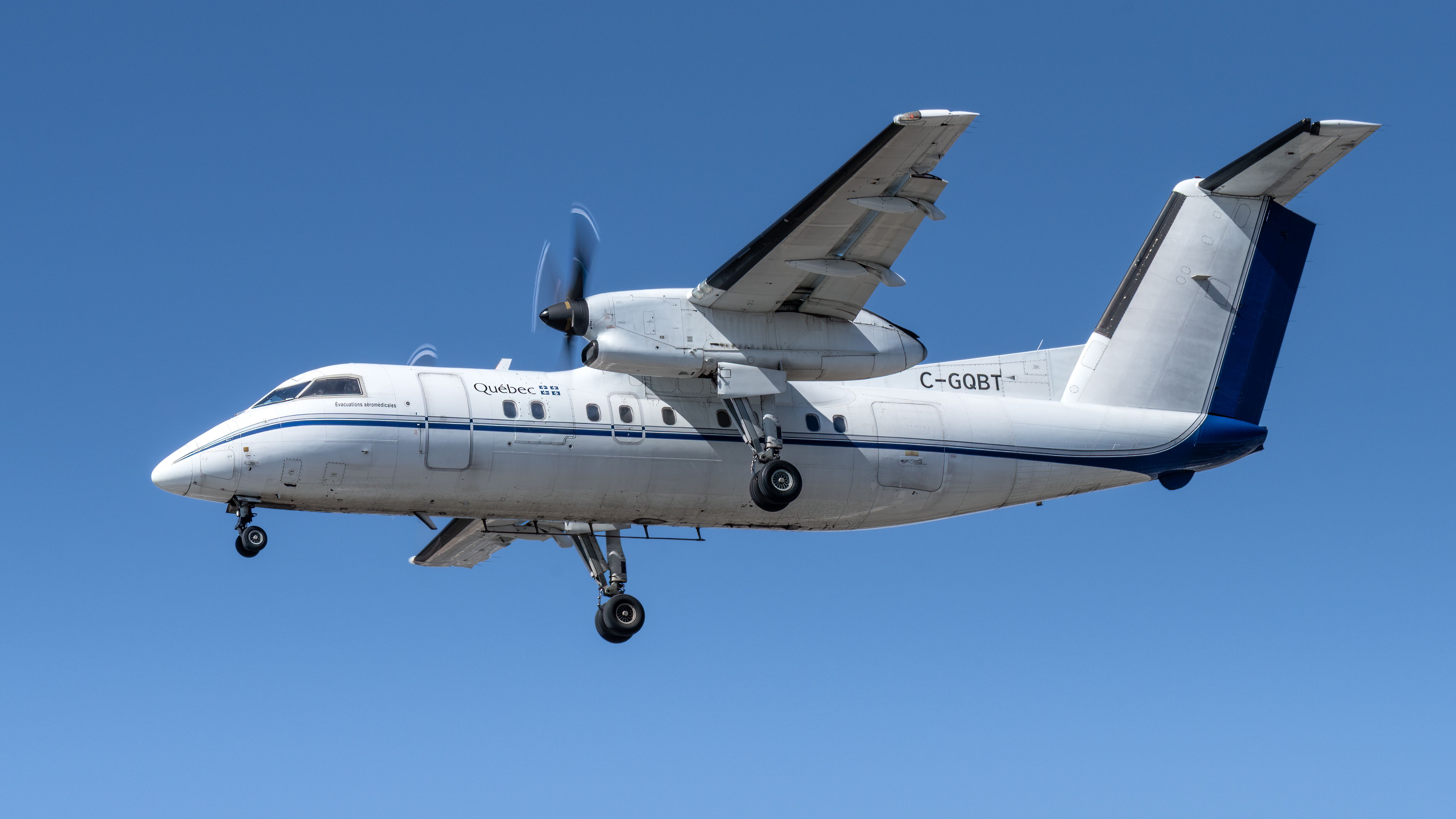 de Havilland Dash 8-200 (C-GQBT) - Ambulance air service of Gouvernement du Quebec few secondes before landing.