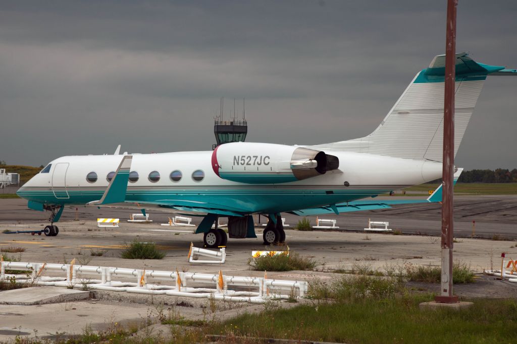 Gulfstream Aerospace Gulfstream IV (N527JC) - Interesting paint scheme. I apologize for the light pole in the photo.